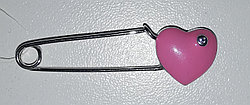 Серебряная булавка "Оберег" "Сердце" из коллекции "Kids". Вставка: эмаль розовая, вес: 2,1 гр, покры