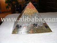 Пирамида. натуральный камень