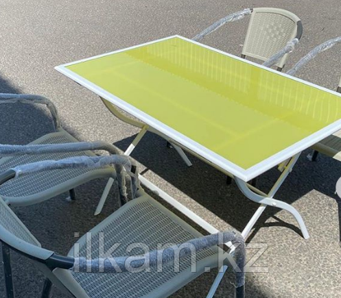 Комплект мебели складной: желтый стол, четыре стула