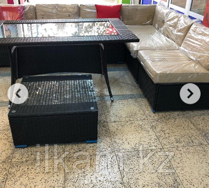 Комплект мебели из ротанга. Прямоугольный стол со стеклом, угловой диван, пуфик-столик, фото 2