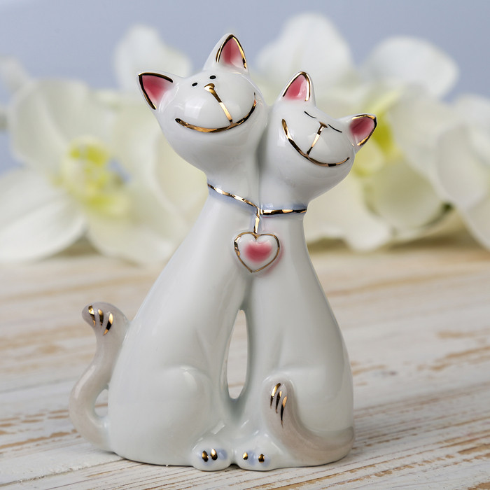 Сувенир "Кот и кошка с сердечком" цветные 13х9,5х5 см
