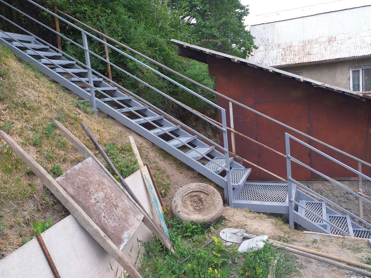 Лестница железная с просеченного листа - фото 1 - id-p79194961
