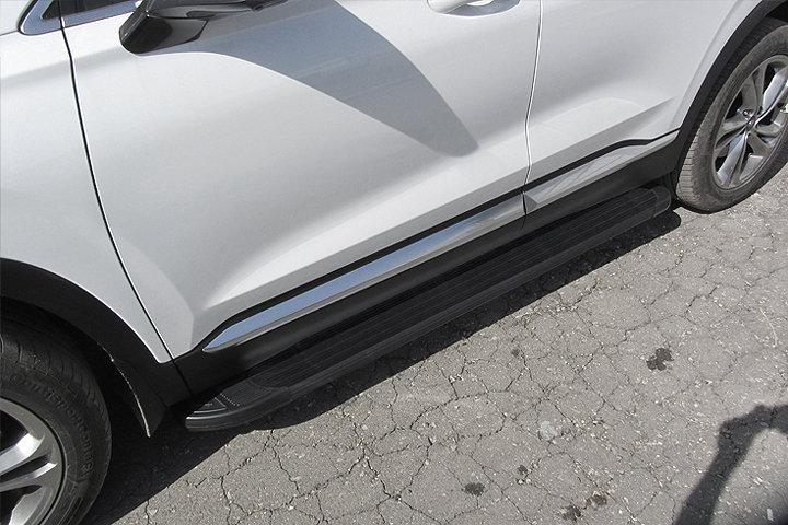 Пороги алюминиевые "Optima Black" 1800 черные на Hyundai SANTA-FE (2018)