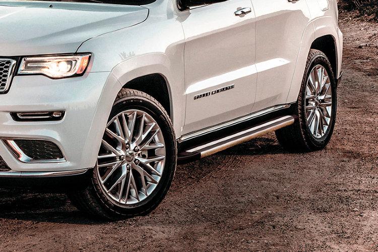 Пороги алюминиевые "Luxe Black" 1550 черные Jeep GRAND CHEROKEE (2013)