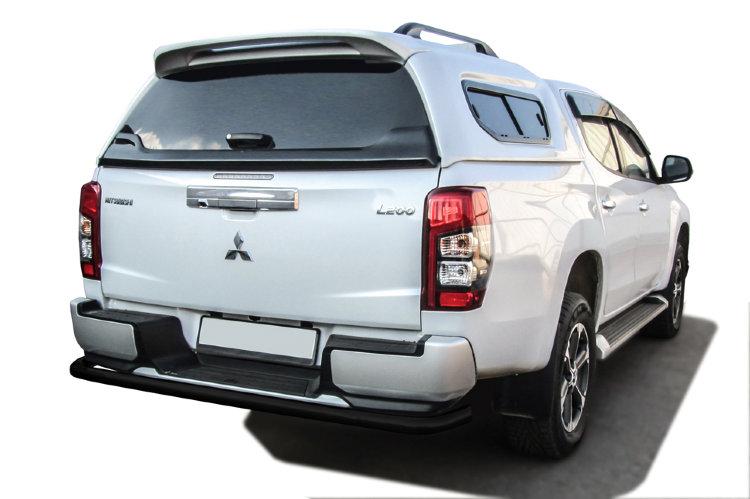 Защита заднего бампера d57 с бампером черная Mitsubishi L-200 (2018)