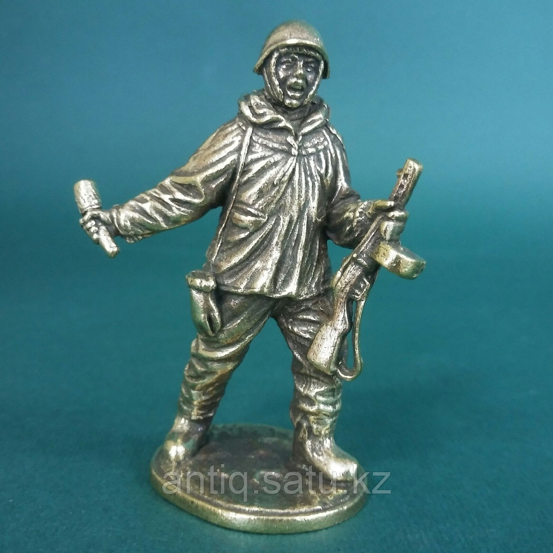 Пеxотинец с гранатой.  Коллекционная фигура советского солдата.
