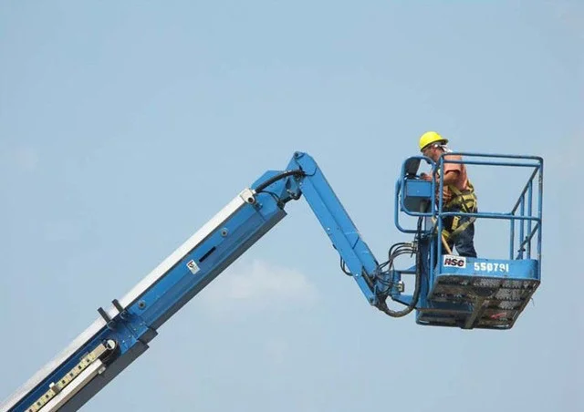 Люлька строительного подъемника (вышки). Подъемник строительный. Машинист автовышки hd. Оператор подъемника. Рабочий люльки подъемника вышки.