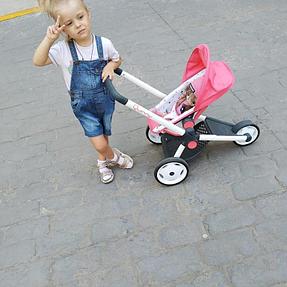 Коляска оснащена бесшумными колесами.