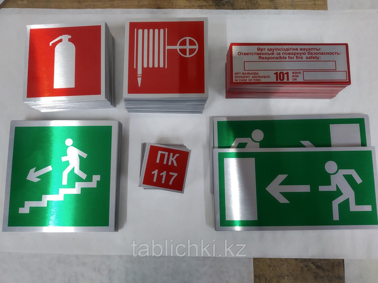 Эвакуационные металлические таблички
