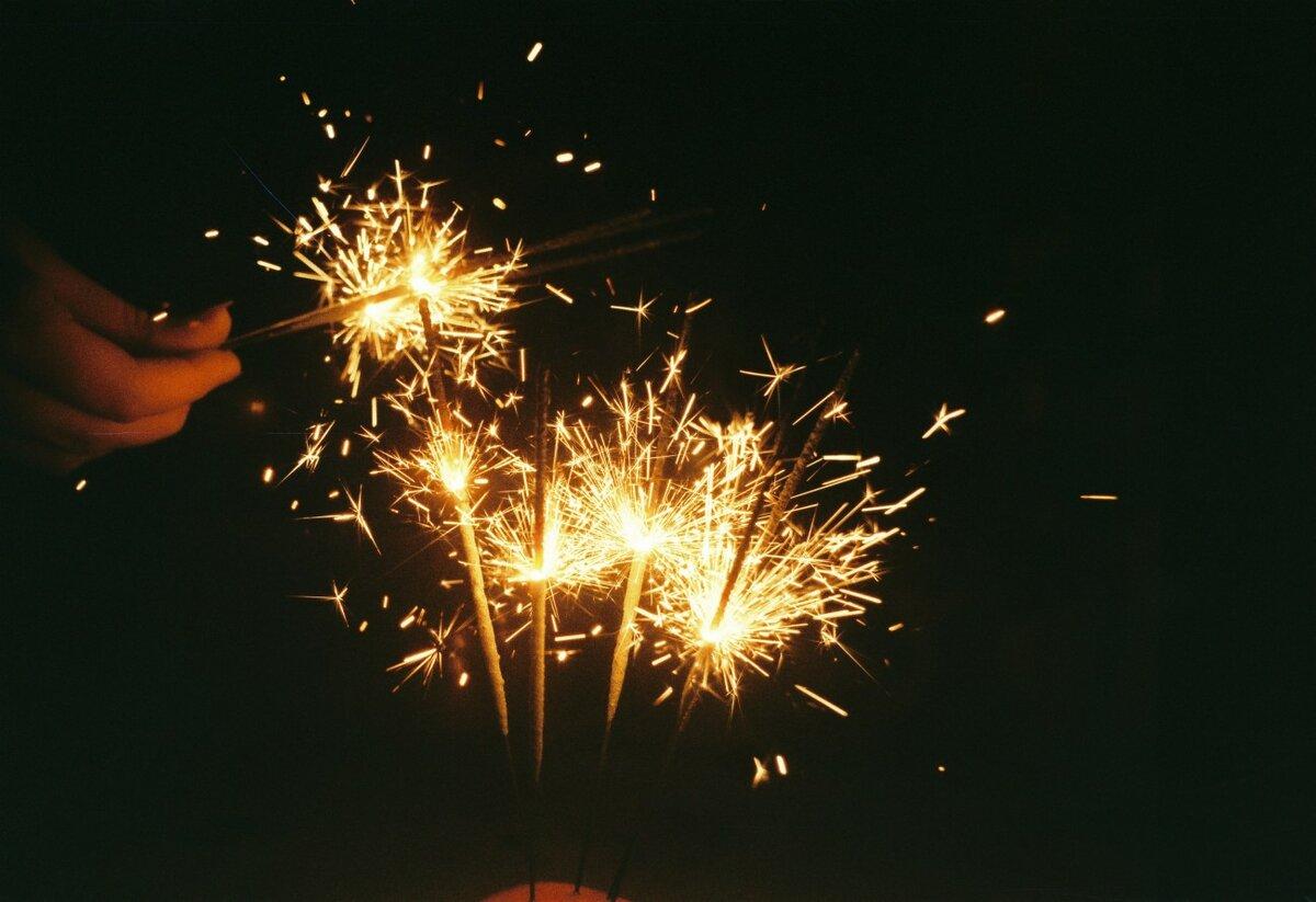 бенгальские огни новый год. бенгальские огни zimne ognie. горит бенгальский огонь. как работают бенгальские огни. можно ли бенгальские огни в поезд.