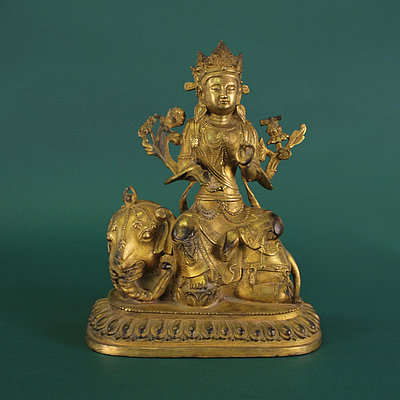 Қыз қолмен кондициялайды