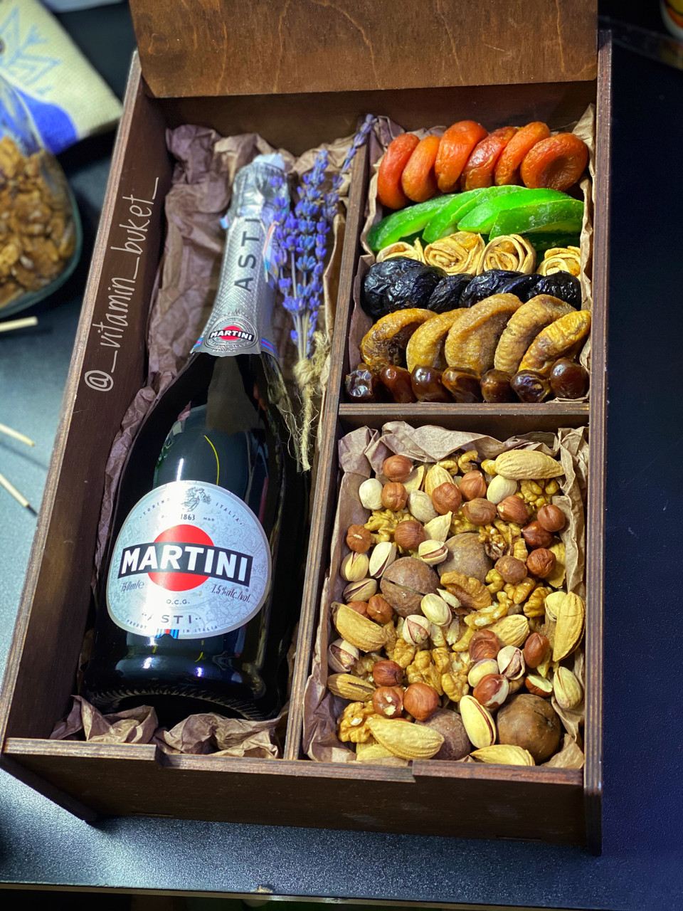 Подарочный набор с орехами и сухофруктами (алкоголь оплачивается отдельно)
