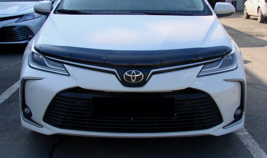 Мухобойка (дефлектор капота) Toyota Corolla 2018+ - фото 1 - id-p80799347