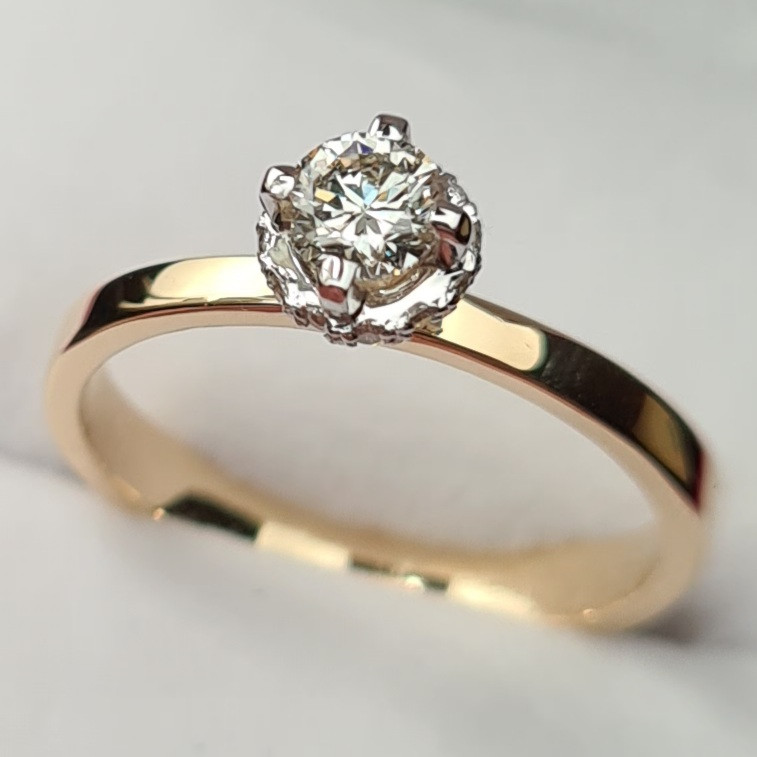 Золотое кольцо с бриллиантом 0,30Сt VS2/H