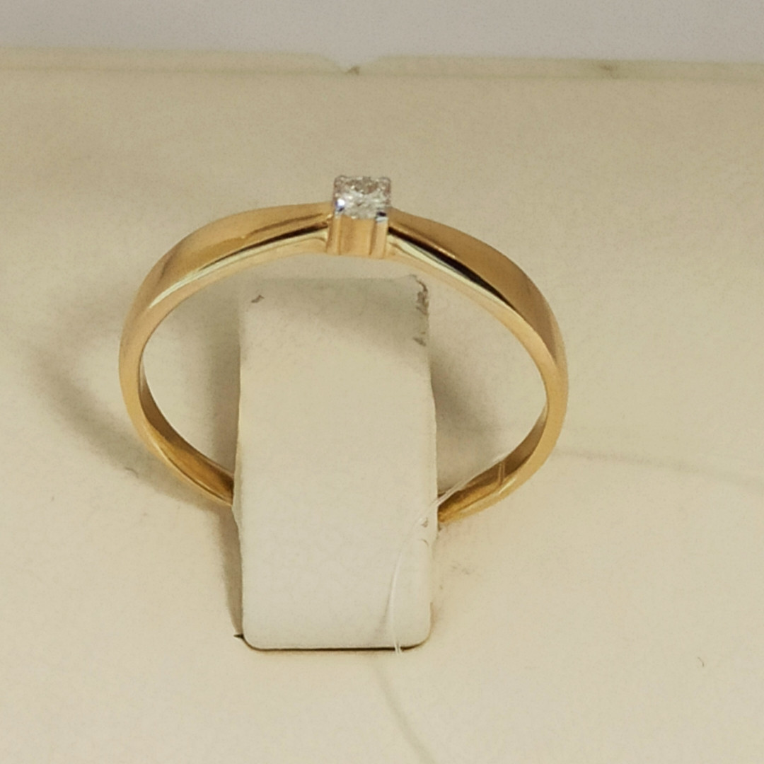 Золотое кольцо с бриллиантом / 16,5 размер