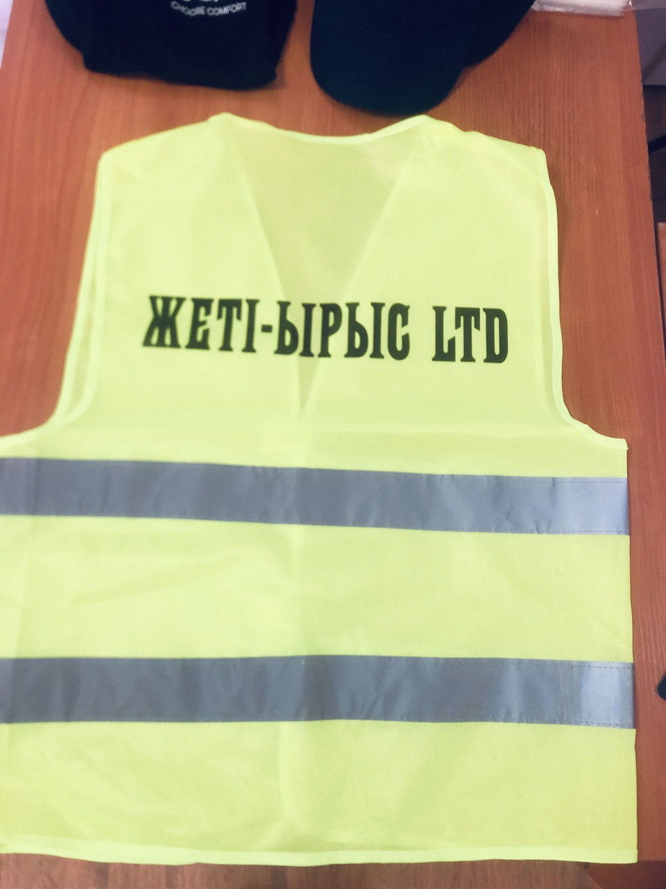 Нанесение лого на сигнальные жилетки