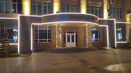 Новогоднее оформление фасада, входной группы домов и зданий в Алматы