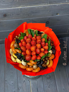 Клубничный букет с сухофруктами