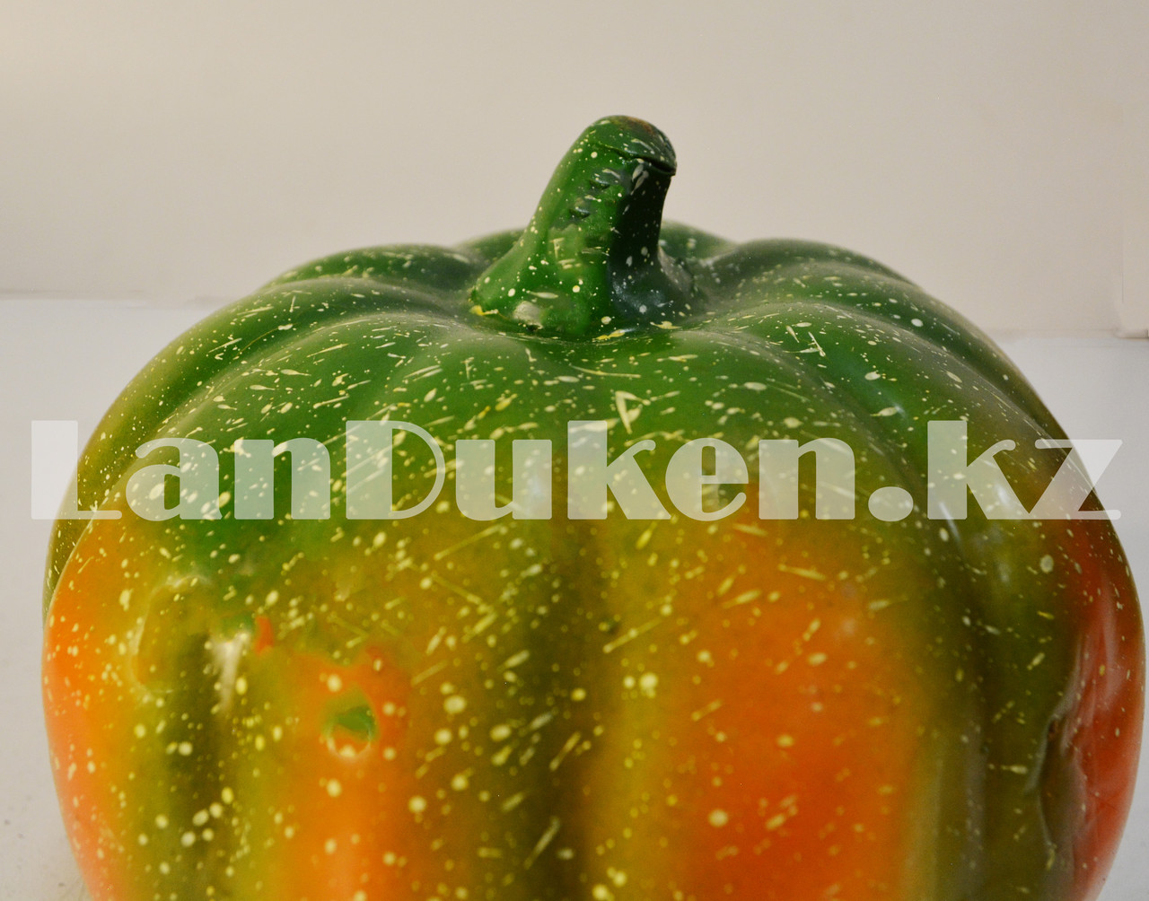 Искусственная тыква декоративная муляж средняя оранжево-зеленая 13х15,5 см - фото 10 - id-p81852659