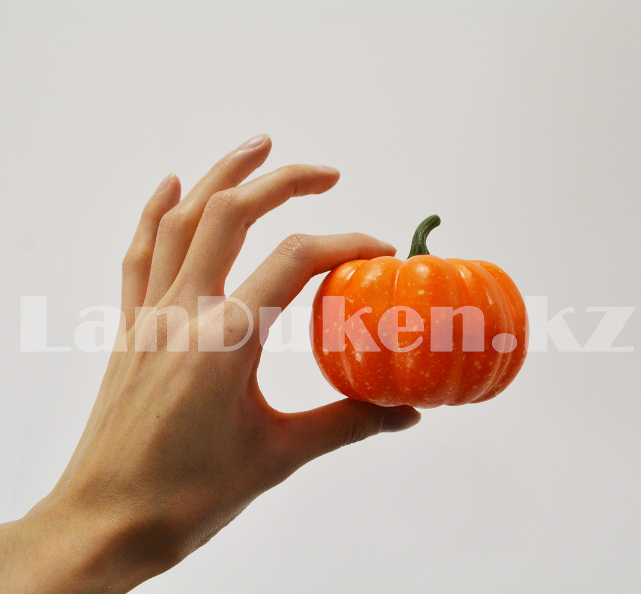 Искусственная тыква декоративная муляж маленькая оранжевая 7,5х8 см - фото 3 - id-p81901680