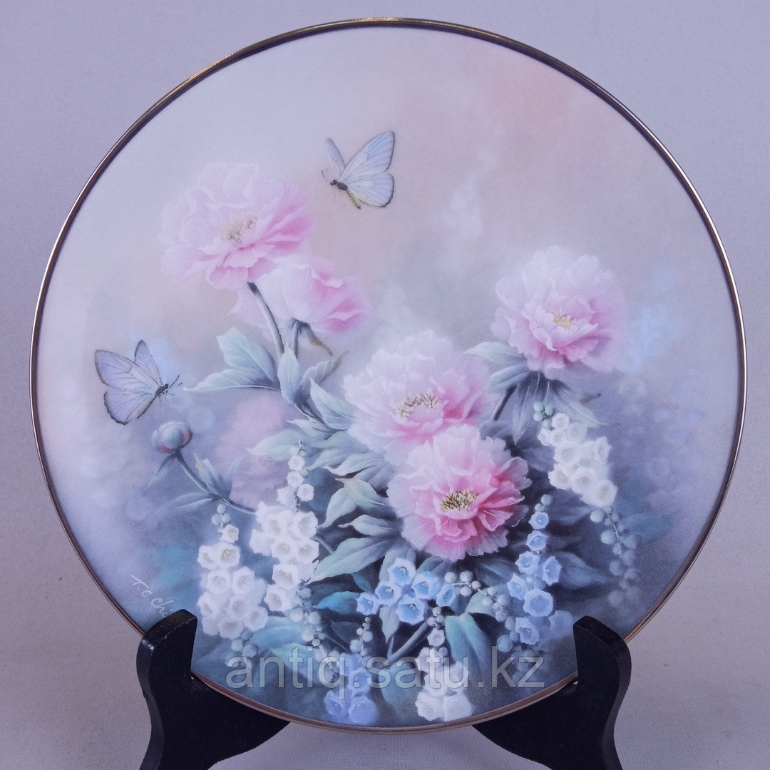 Коллекционные настенные тарелки серии « Драгоценности из мира цветов»  Художник  Tan Chun Chio