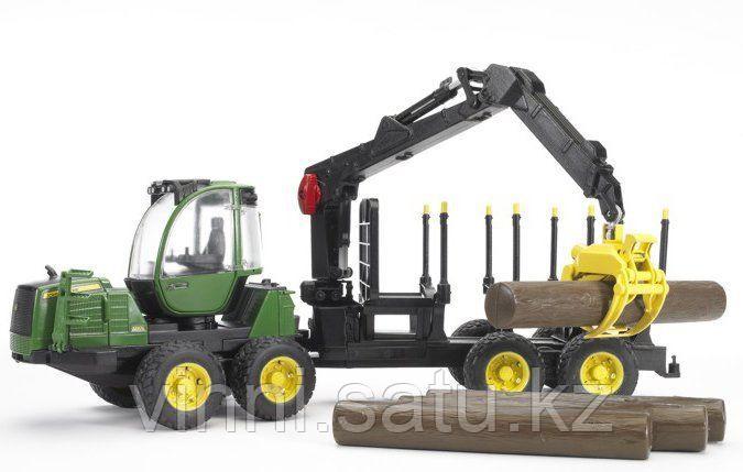 Bruder - Трактор John Deere 1210E с прицепом с манипулятором и брёвнами 1:16 - фото 1 - id-p82860467