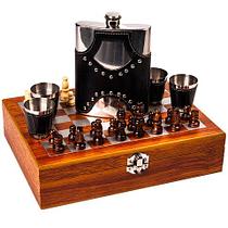 Подарочный набор: шахматы, фляжка, рюмки «Великий комбинатор» в деревянном кейсе (с четырьмя рюмками)
