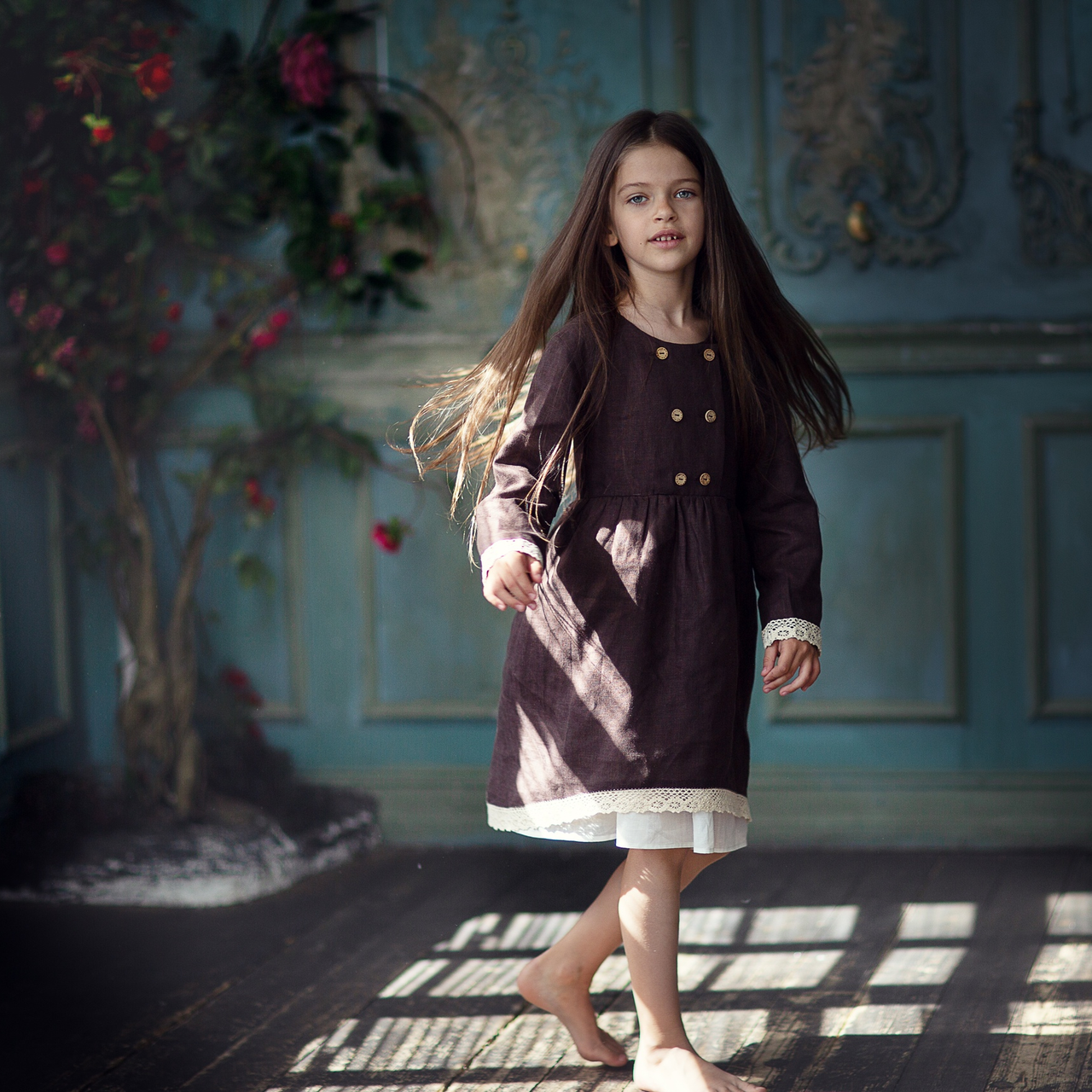 Льняное шоколадное платье для девочек с кружевом