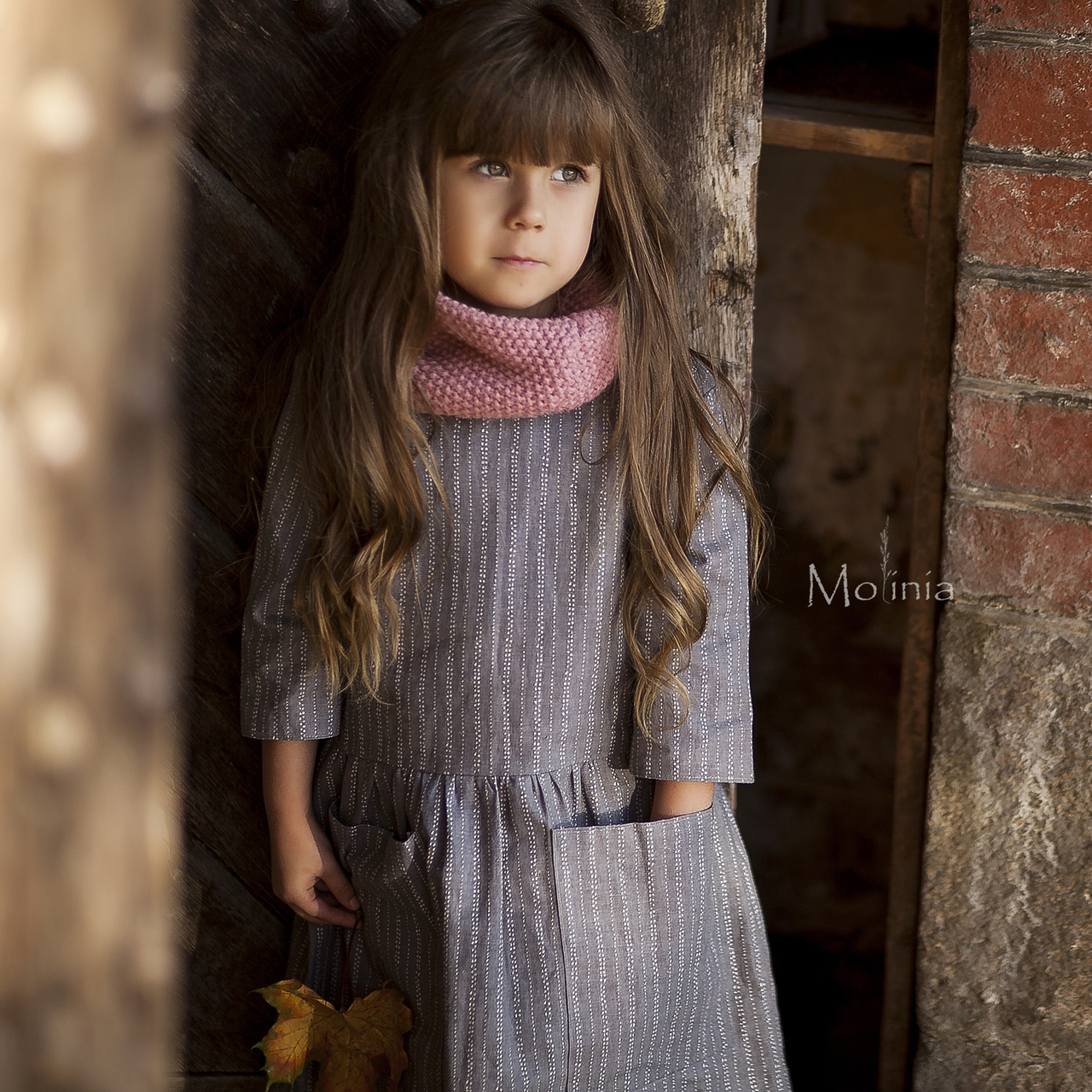 Льняное детское свободное платье с карманами в сером цвете