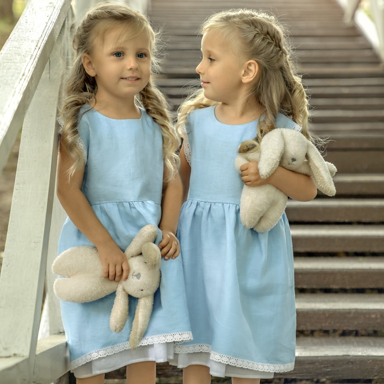 Льняное детское платье голубого цвета