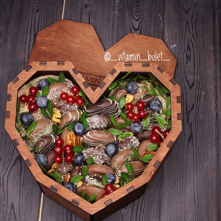 Подарочная коробка сердце с сухофруктами в шоколаде