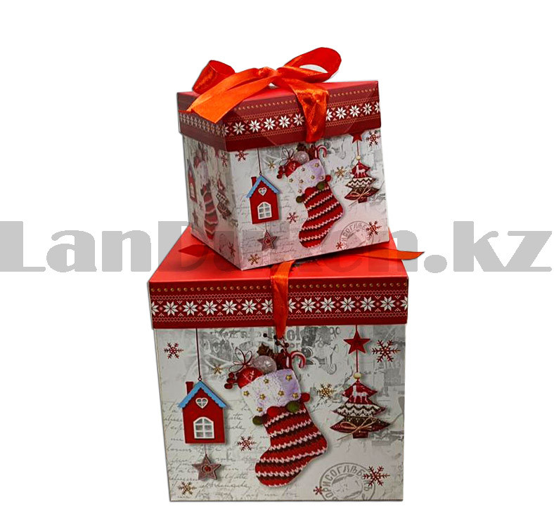 Подарочная коробка M(15х15х15) квадратная в новогодней тематике белого цвета с красной лентой сапожок сладости - фото 3 - id-p83799012