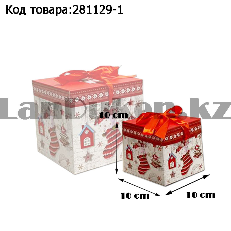 Подарочная коробка S(10х10х10) квадратная в новогодней тематике белого цвета с красной лентой сапожок сладости, фото 1