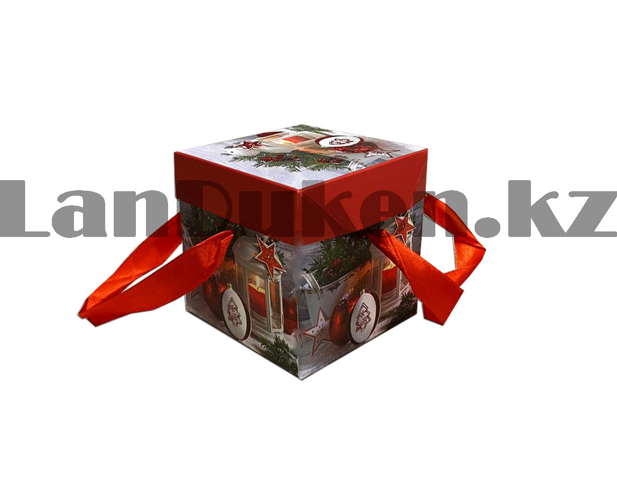 Подарочная коробка S(10х10х10) квадратная в новогодней тематике с красными лентами-ручками свеча игрушки - фото 4 - id-p83826349