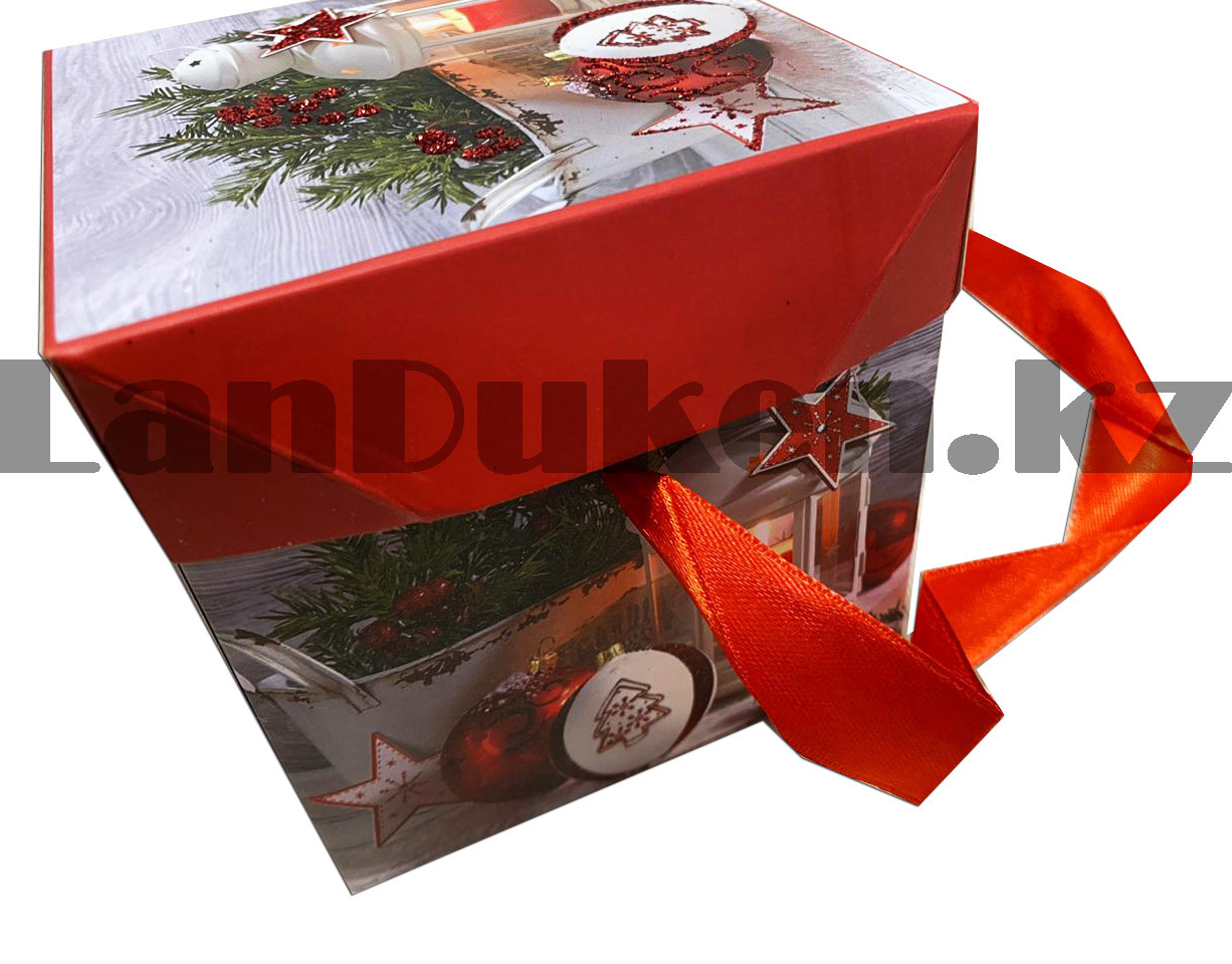 Подарочная коробка S(10х10х10) квадратная в новогодней тематике с красными лентами-ручками свеча игрушки - фото 3 - id-p83826349