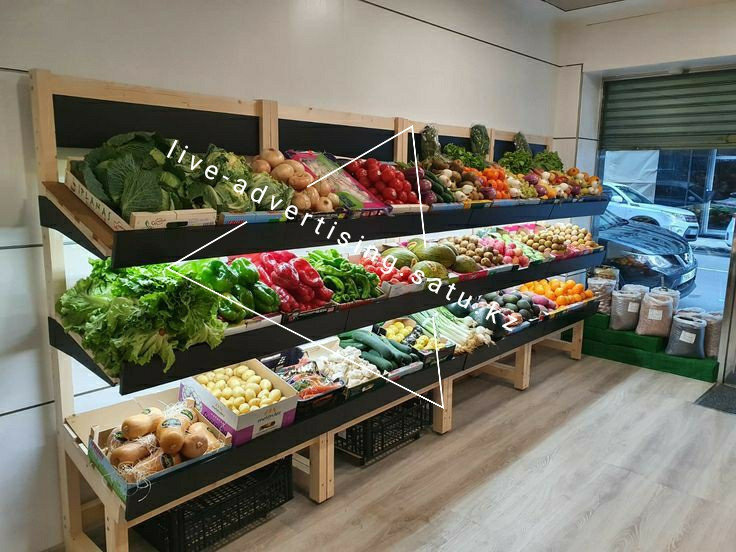 Тұрып тұрғанда аузыңа сипа Б-кесе кеудесі бар сексуалды брюнетка мастурбация жасайды