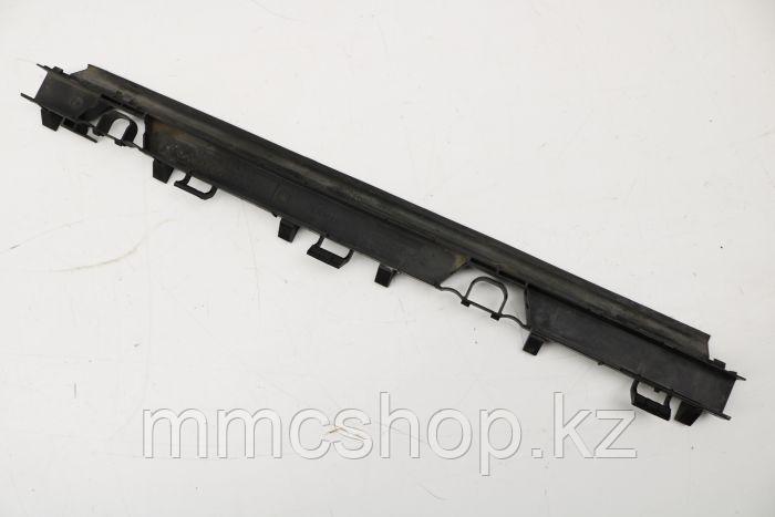 Уплотнитель пластик радиатора нижний бмв Е83 bmw X3 E83 17111436245 17 11 1 436 245, фото 1