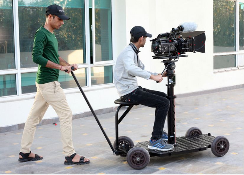 Долли для камеры. Монтировка для телескопа с треногой. Как сделать перемещение камеры. Киносъёмка операторская тележка долли. Слайдер для фотоаппарата.