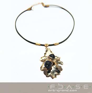 Украшение для милых дам - подвеска листок дуба и желуди