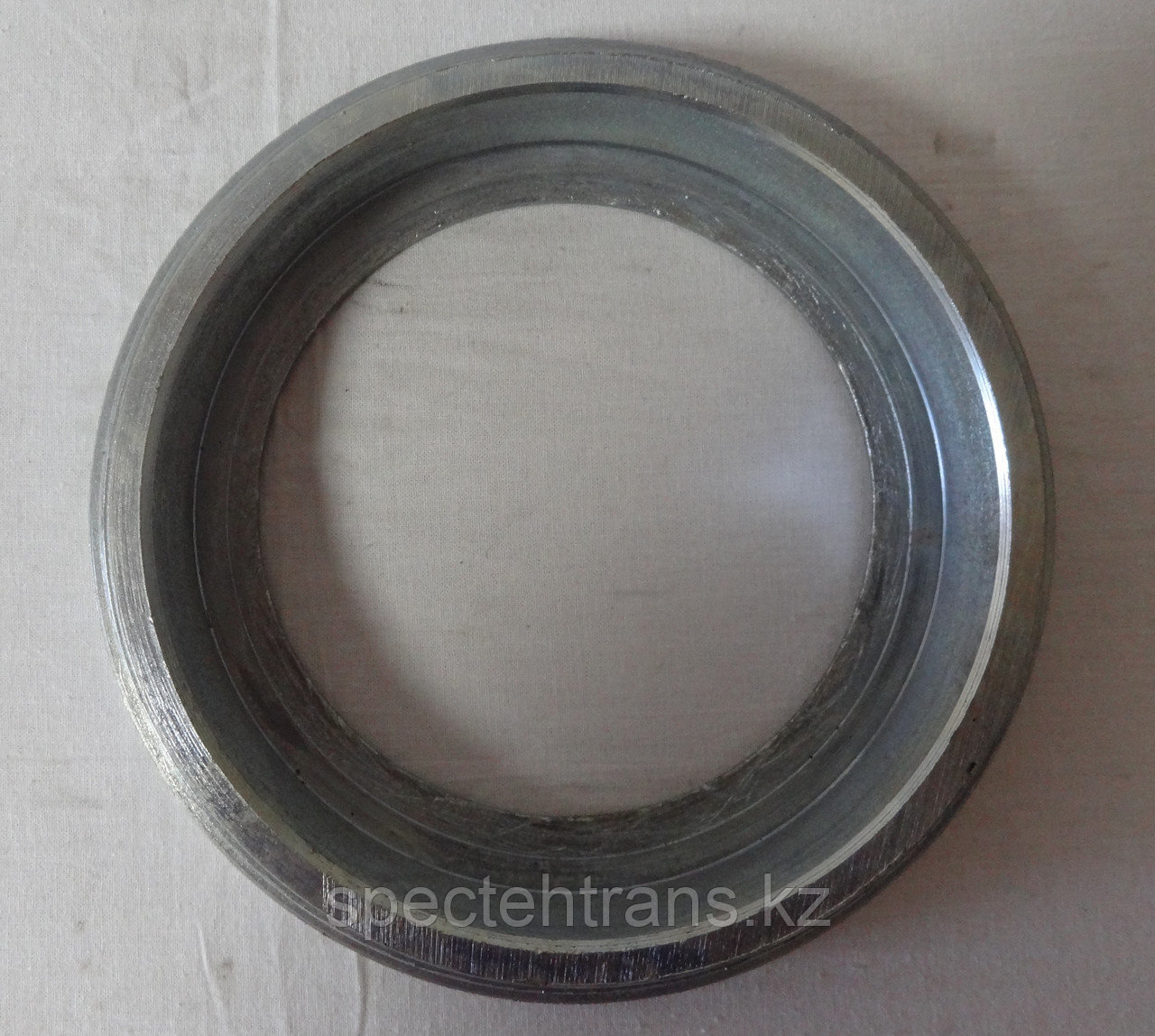 обойма сальника ступицы. сальник задней ступицы ивеко траккер. обойма манжеты ступицы урал 4320 -3103071. сальник задней ступицы краз 6510. обойма ступицы 42128171.