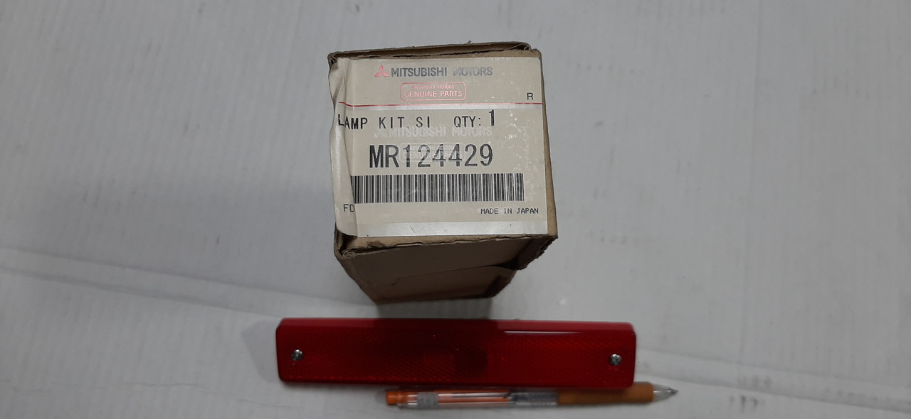 Фонарь боковой в бампер MR124429