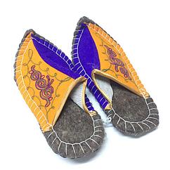 Тапочки из натурального войлока с казахскими орнаментами.