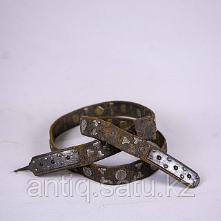 Әйел ер адамның шарларын ұсақтайды