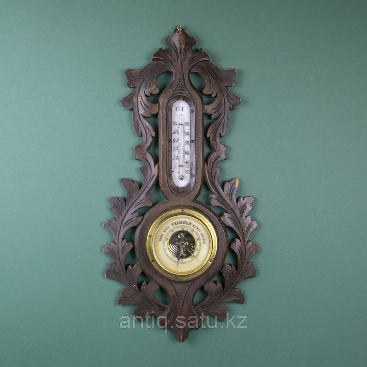 Старинный барометр с термометром.