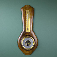 Старинный барометр с термометром.