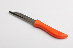 Маленький нож для нарезки тестовых заготовок.