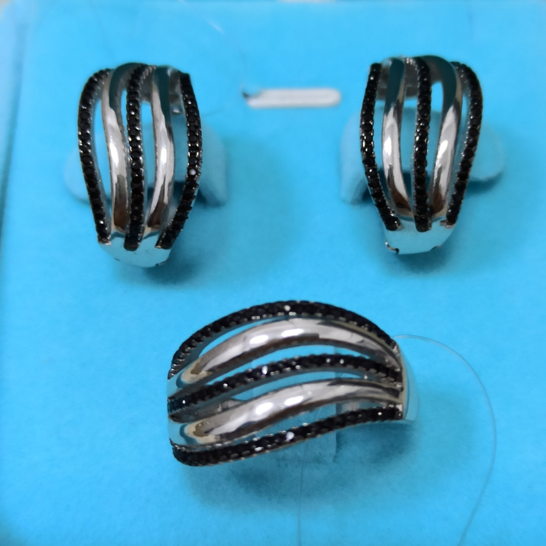 Комплект с черным цирконом
размер кольца: 18,5