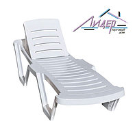 Лежак пляжный пластиковый