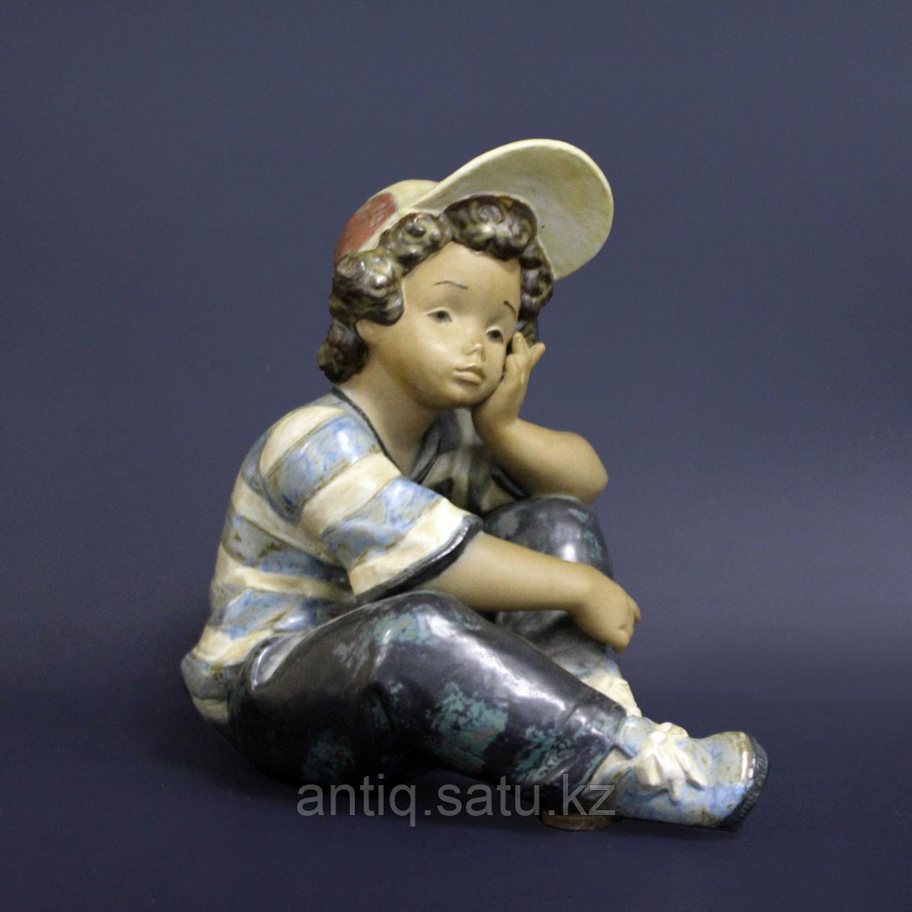 Задумчивый мальчик. Фарфоровая мануфактура Lladro Испания. 1990 год. - фото 1 - id-p85471345