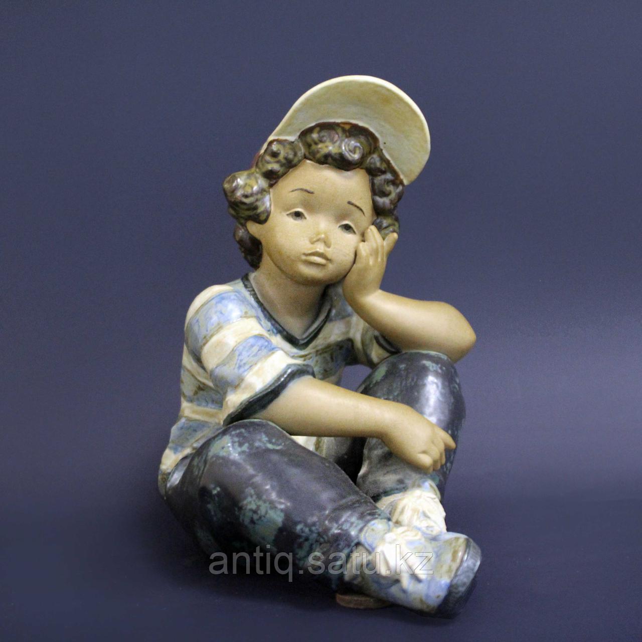 Задумчивый мальчик. Фарфоровая мануфактура Lladro Испания. 1990 год. - фото 2 - id-p85471345